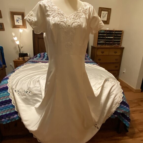 #17) Wedding Gown: Cream Roses - Picture 8 of 11